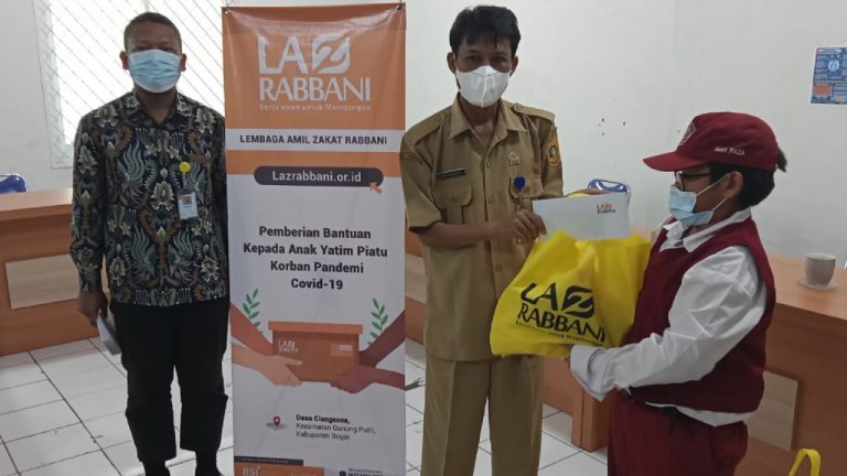 Penyerahan Bantuan Program Anak Asuh di Ciangsana